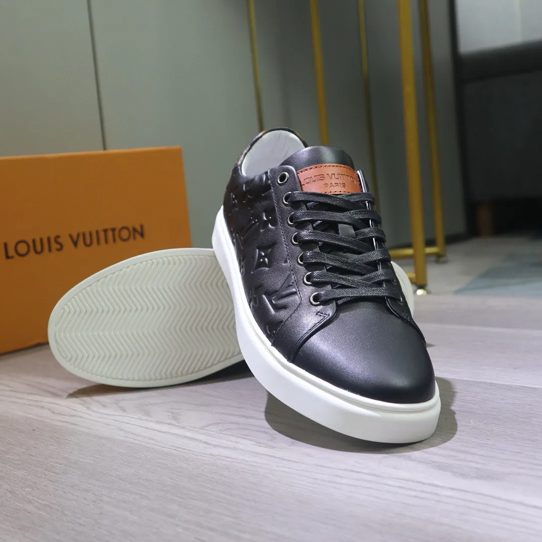 Factory price: 400💰 LV's latest casual men's shoes👉 👉 Popular casual fashion style, 💞 Simple and elegant style, 🔊 The fabric is made of imported cowhide, ☑️Comfortable sheepskin lining, original wear-resistant rubber outsole, the classic model in the counter is taken in kind, code number: 38-44, (45 can be customized)